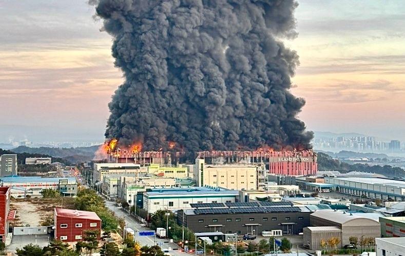 15일 충남 천안 동남구 이랜드패션 물류센터에서 화재가 발생해 검은 연기와 함께 화염이 치솟고 있다.