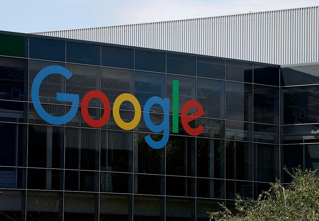 Un edificio de oficinas con el emblema de Google en la fachada. 