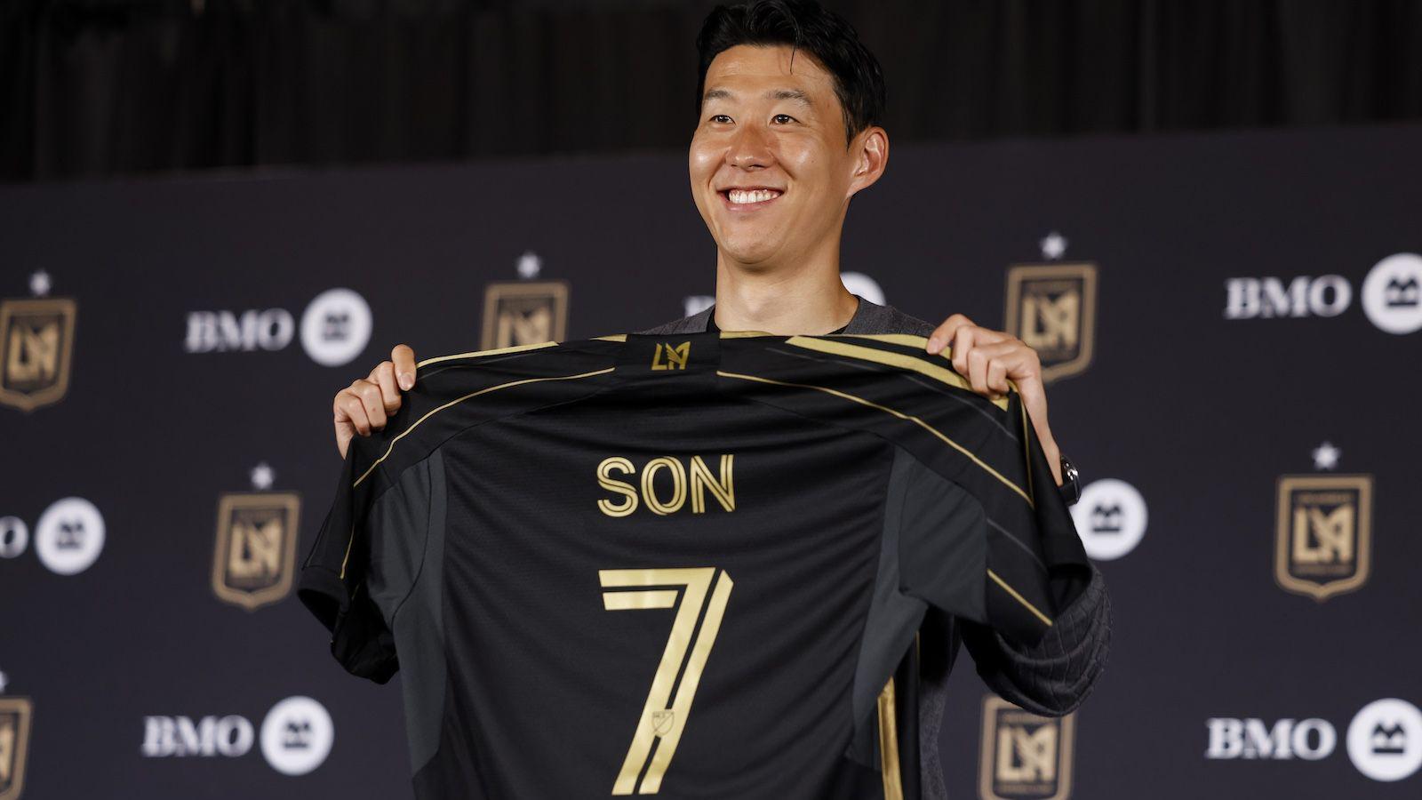 등번호 7번이 새겨진 LAFC 유니폼을 들어올리는 손흥민