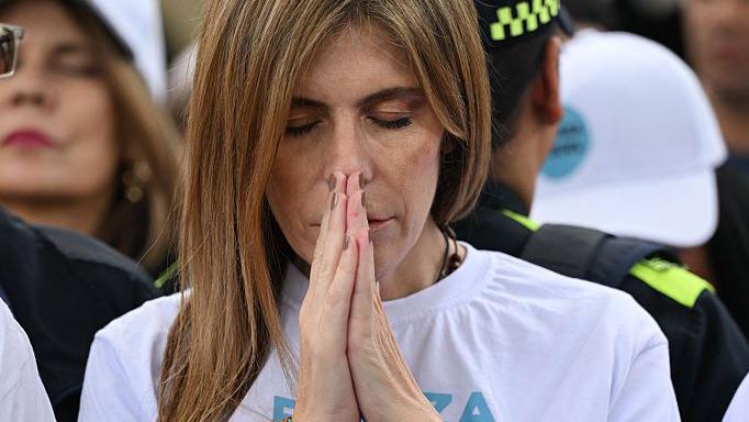 María Carolina Hoyos Turbay, rezando por la vida de su hermano Miguel