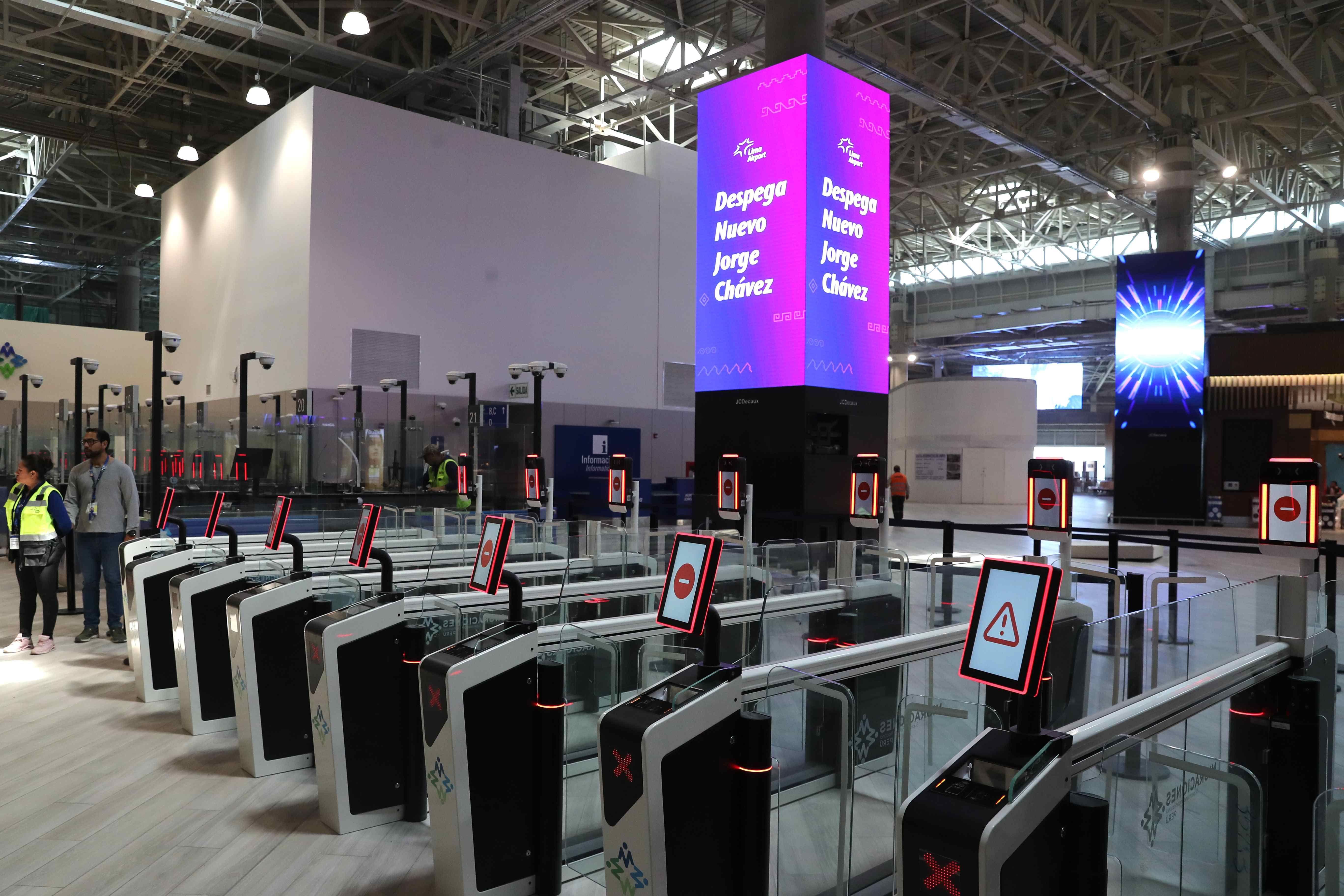 Máquinas de control de acceso a la zona de embarque en el nuevo aeropuerto de Lima. 