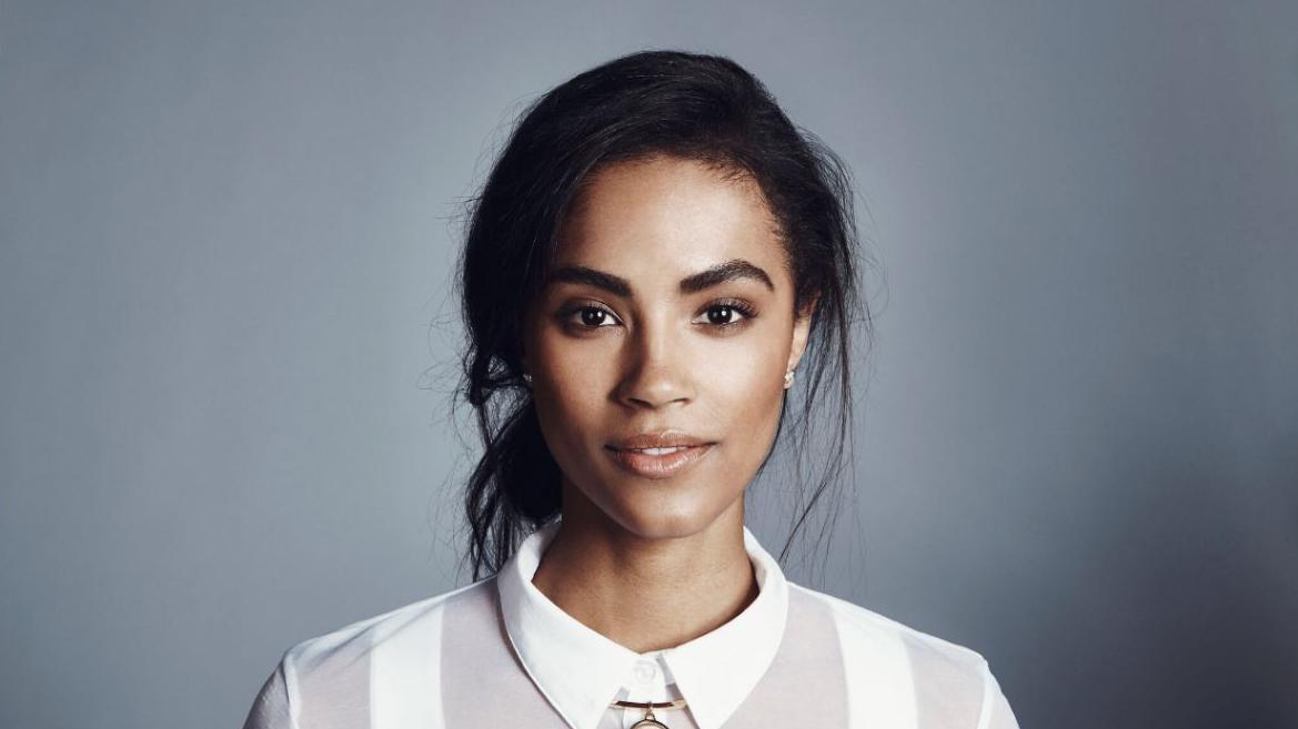 Sinead Bovell, una mujer de pelo negro vistiendo una camisa blanca