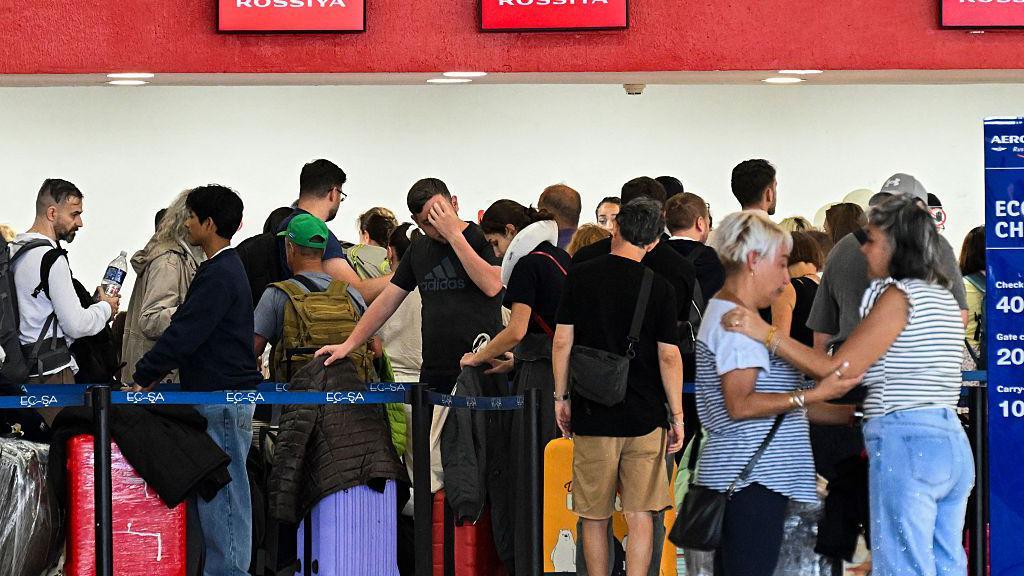 Una cola de turistas en el aeropuerto José Martí de La Habana