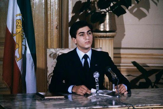من هو رضا شاه بهلوي ولي عهد إيران السابق؟ 3 ولي العهد الإيراني السابق رضا بهلوي يعلن نفسه شاهًا جديدًا لإيران خلال مؤتمر صحفي في قصر القبة في العاصمة المصرية القاهرة في 31 أكتوبر 1980