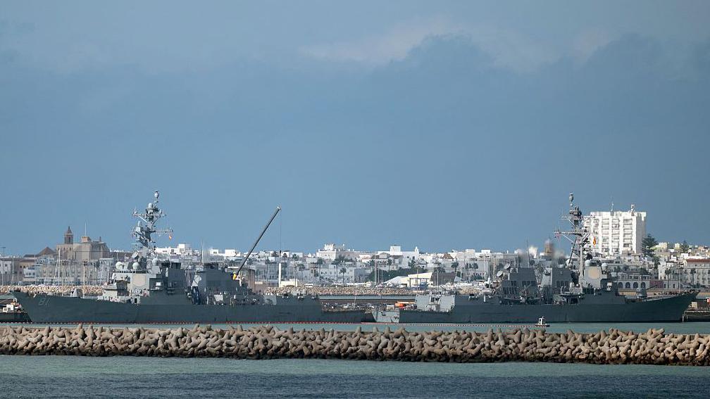 Los destructores de misiles guiados de la clase Arleigh Burke de la Marina de los Estados Unidos, USS Winston S. Churchill (DDG-81) (L) y USS Paul Ignatius (DDG-117), están atracados en la base naval hispano-estadounidense en Rota, vistos desde El Puerto de Santa María, en el sur de España, el 30 de octubre de 2025. (Foto de JORGE GUERRERO / AFP) (Foto de JORGE GUERRERO/AFP vía Getty Images)