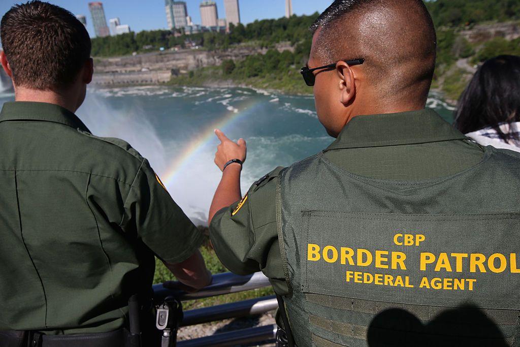 Dos agentes de la patrulla fronteriza de Estados Unidos en el puente que conecta a los dos países