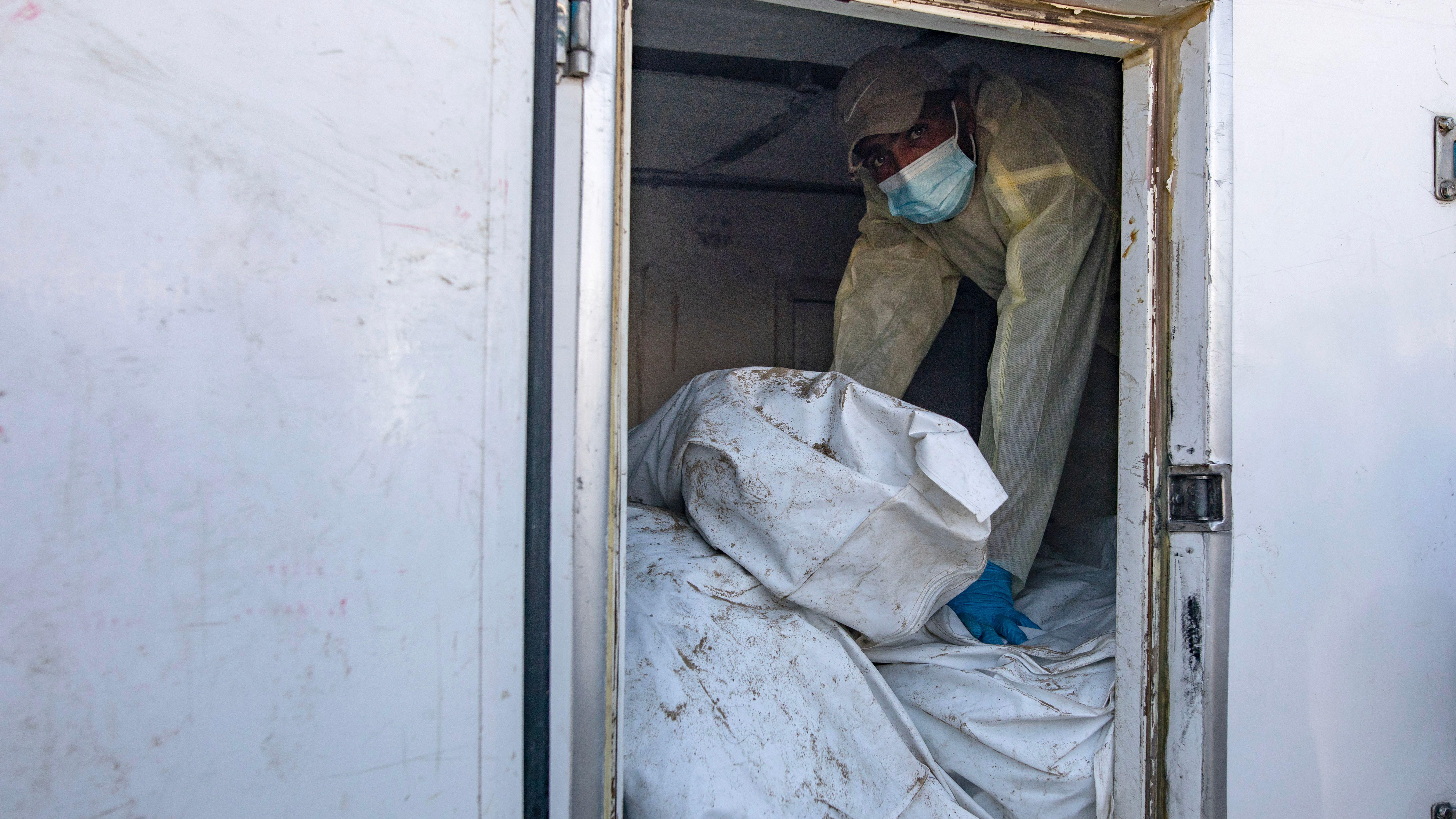 جثث مشوهة و"آثار تعذيب"، كيف يتعرف فلسطينيون على ذويهم في قطاع غزة؟ 1 إعداد رفات فلسطينيين مجهولي الهوية عند مستشفى ناصر في خان يونس، جنوب قطاع غزة