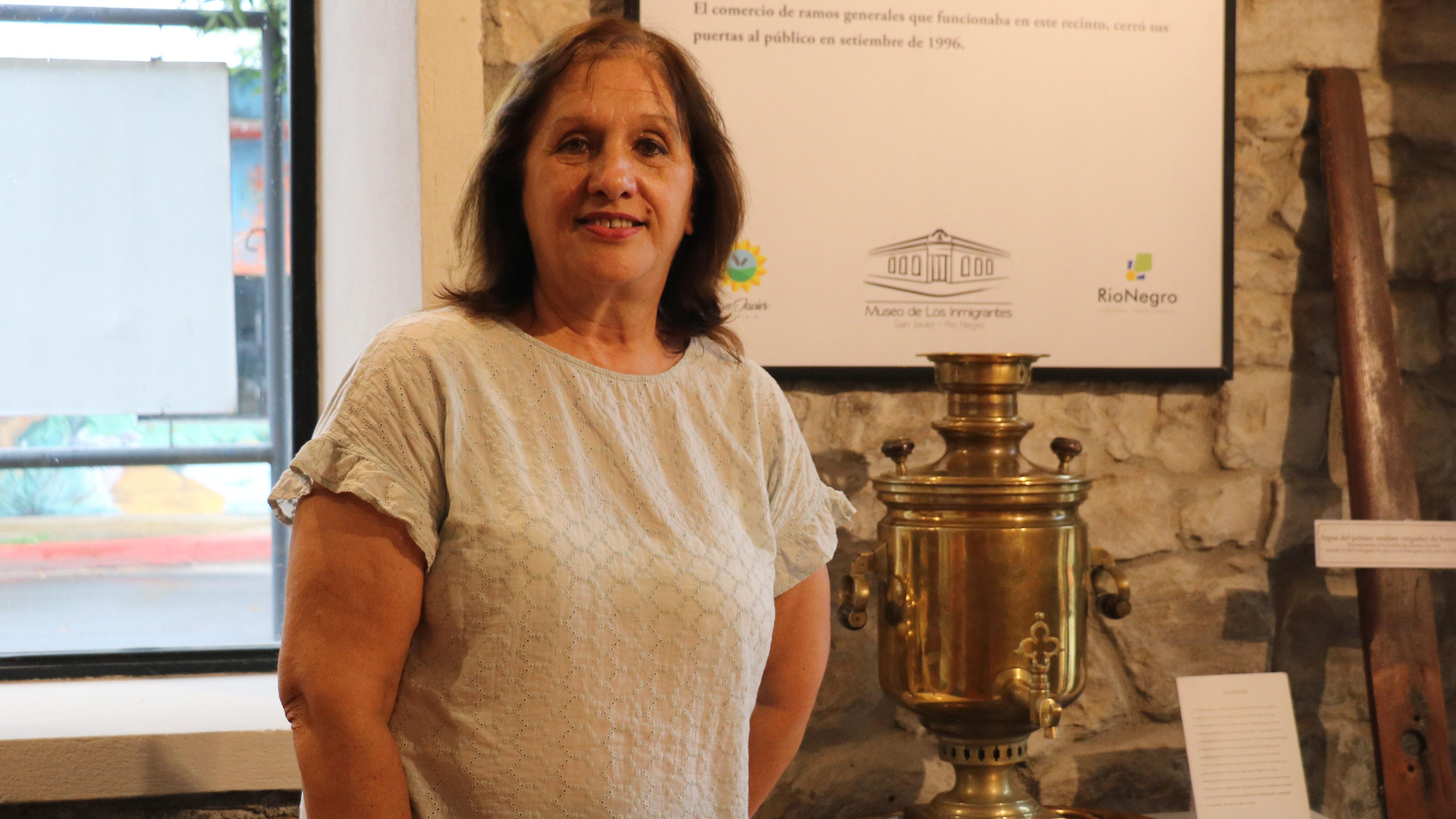 Lena Roslik junto a un samovar en el Museo de Los Inmigrantes de San Javier.