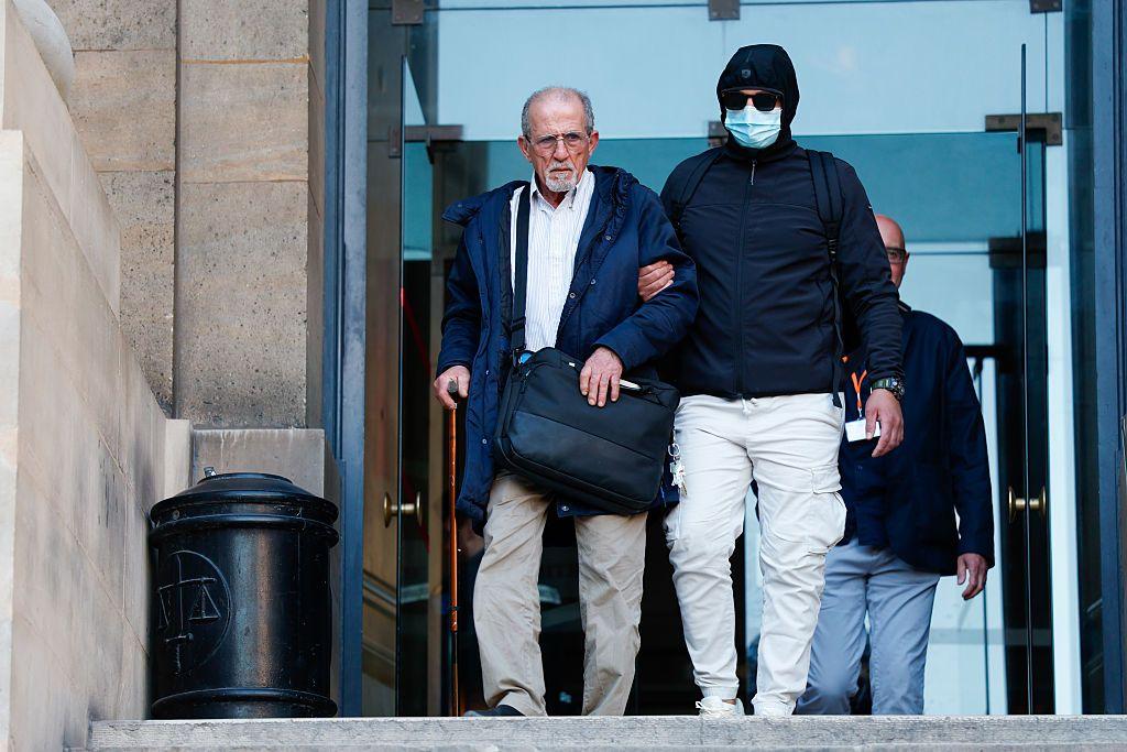 Aomar Aït Khedache saindo do tribunal escoltado
