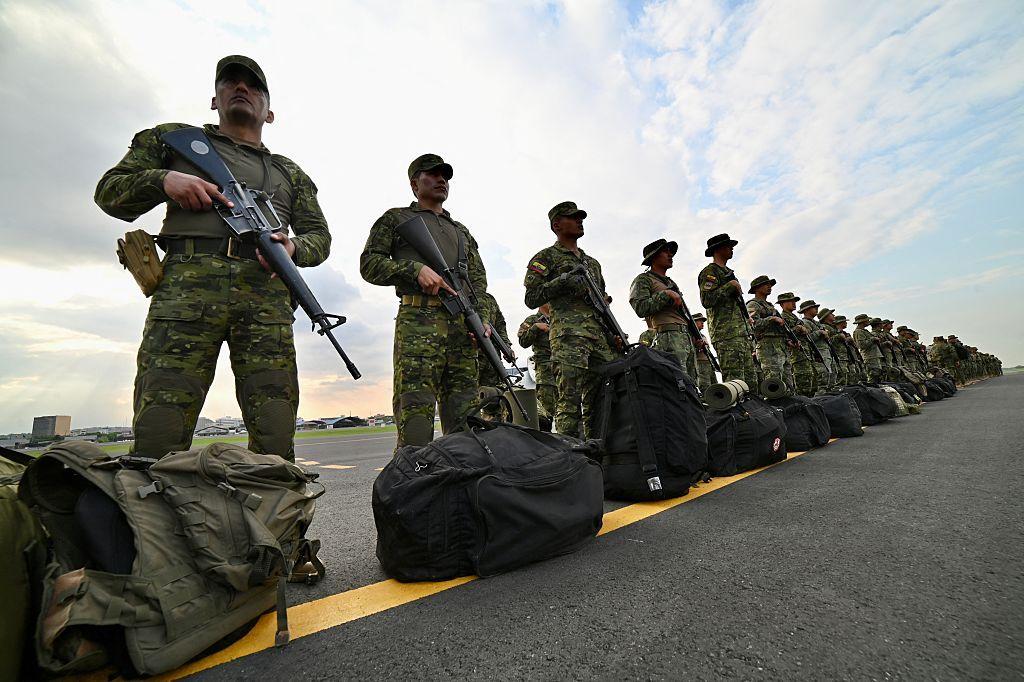 Soldados ecuatorianos en fila