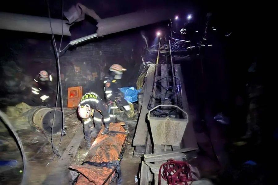 Trabajadores de la policía en la mina