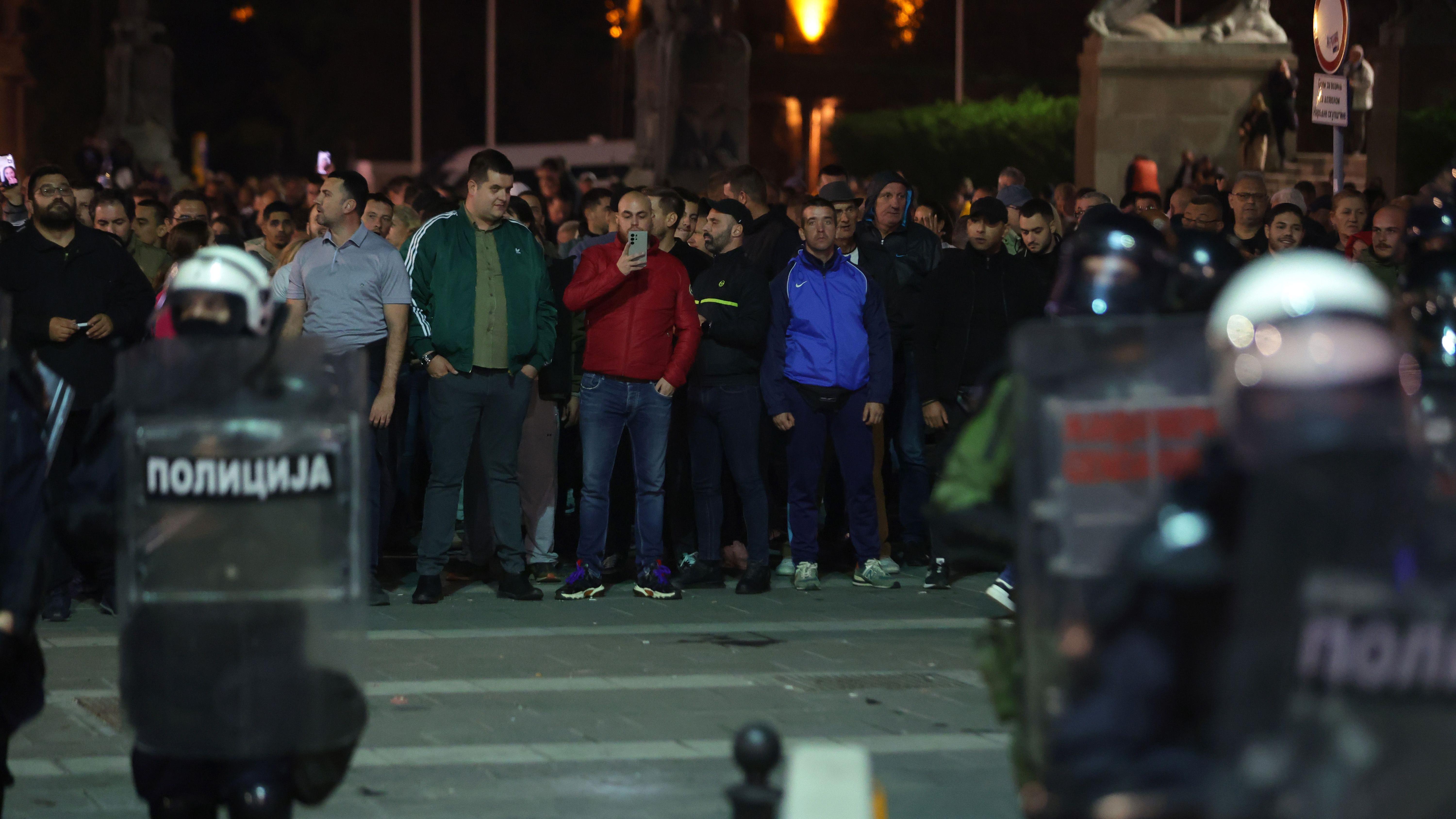 SNS pristalice u Ćacilendu, ćaci, skup ispred Narodne skupštine