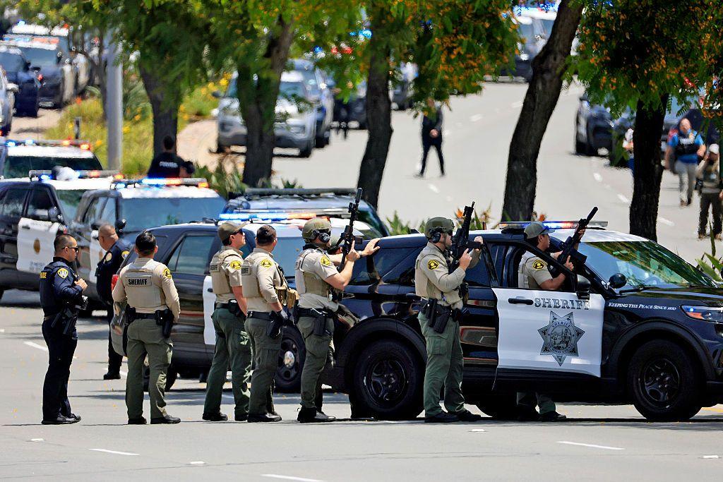 Agentes de policía rodean el Centro Islámico de San Diego tras informes de un tiroteo el 18 de mayo de 2026 en San Diego.