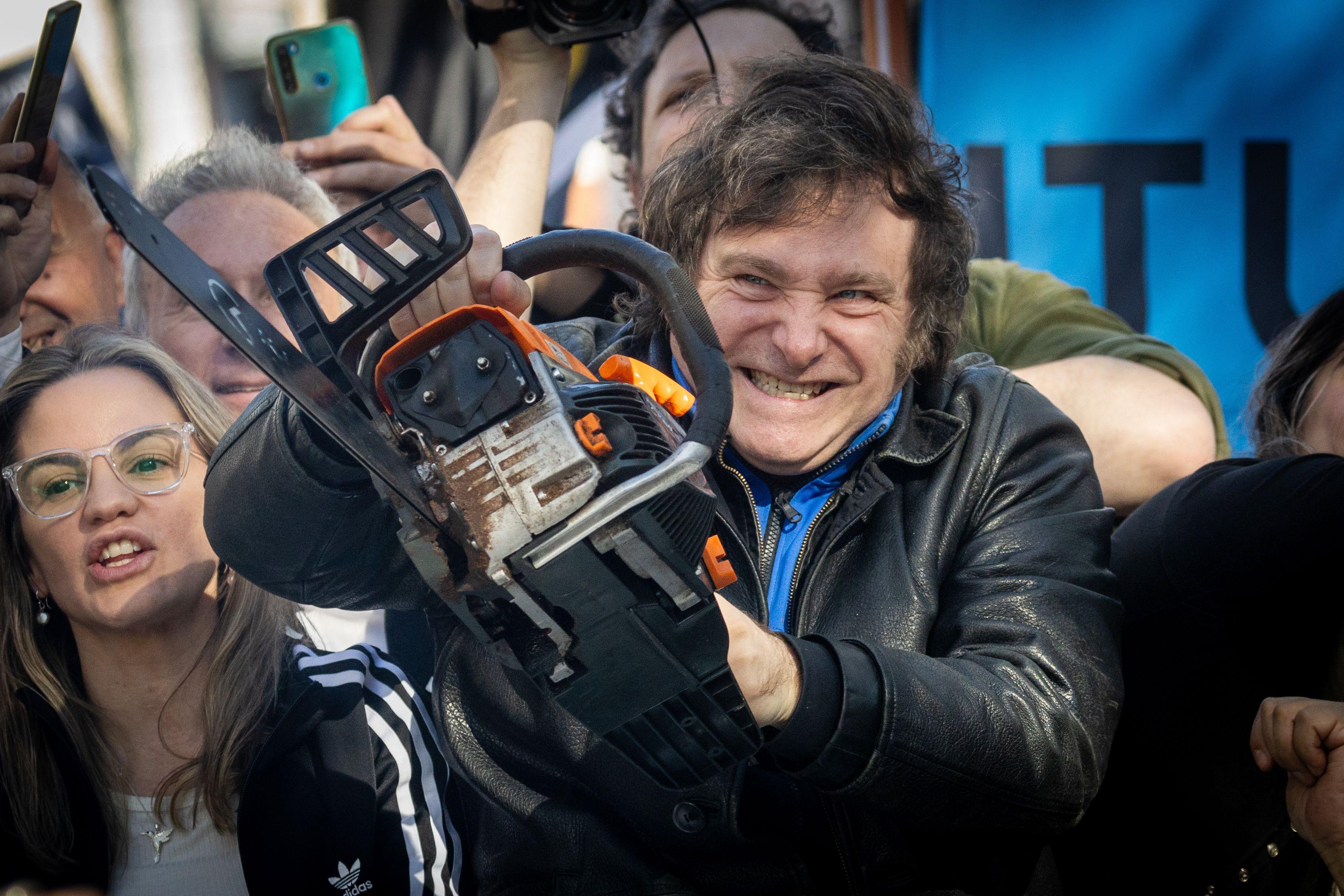 Javier Milei muestra una motosierra en un acto de su campaña presidencial de 2023 en Argentina