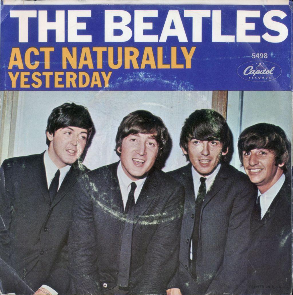 Vista de la portada del sencillo de 45 rpm «Yesterday» y «Act Naturally» de los Beatles, que muestra un retrato de los miembros de la banda, 1965. En la imagen aparecen, de izquierda a derecha, Paul McCartney, John Lennon (1940-1980), George Harrison (1943-2001) y Ringo Starr.