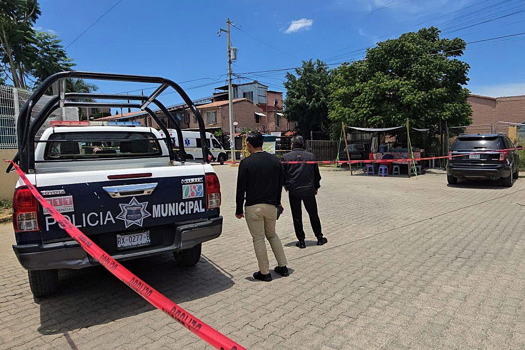 Policías resguardan el lugar del crimen
