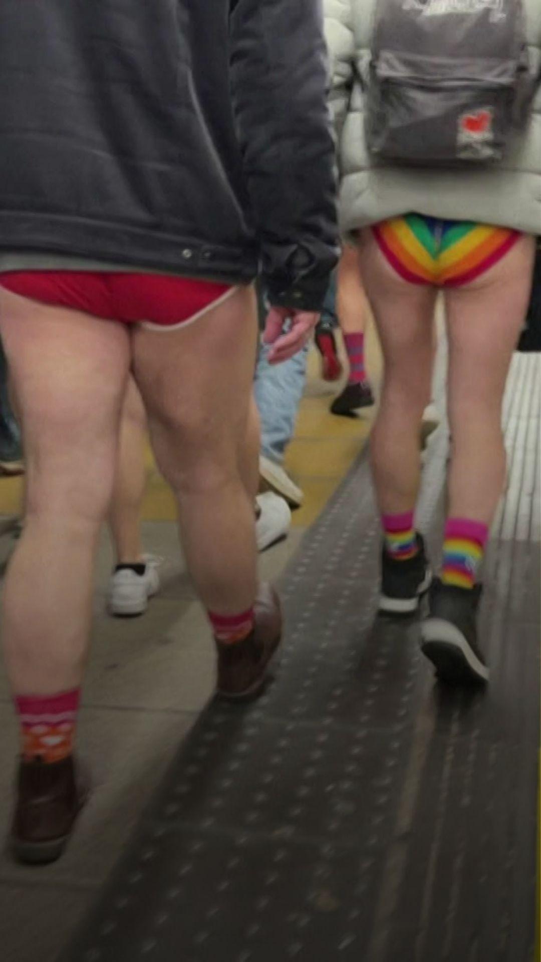 يوم بلا سراويل في مترو لندن 