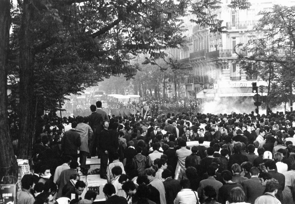صورة تعود إلى 6 مايو 1968 للمظاهرات الطلابية في باريس وهي تتعرض للقمع من قبل الشرطة