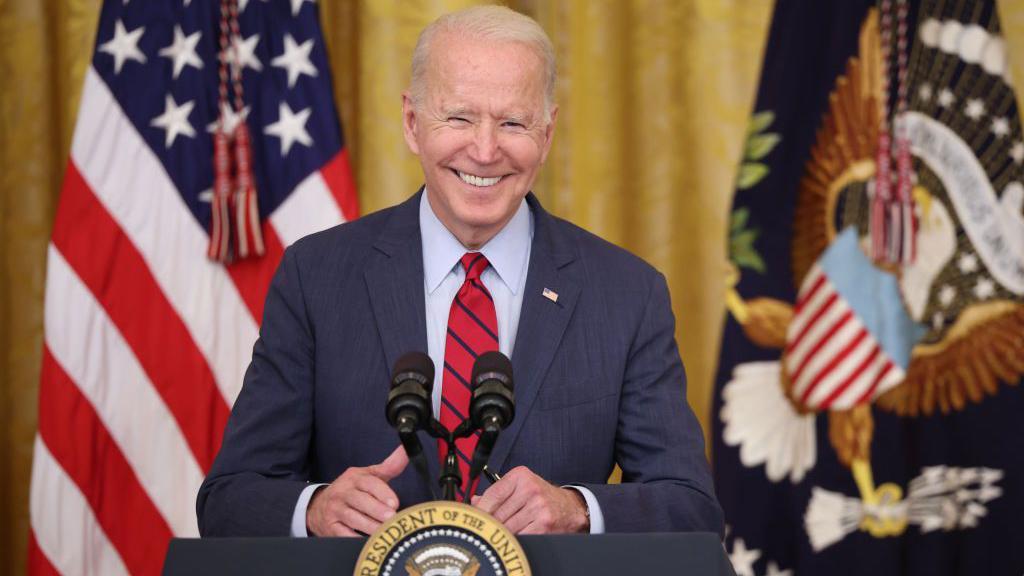 Joe Biden, sorrindo