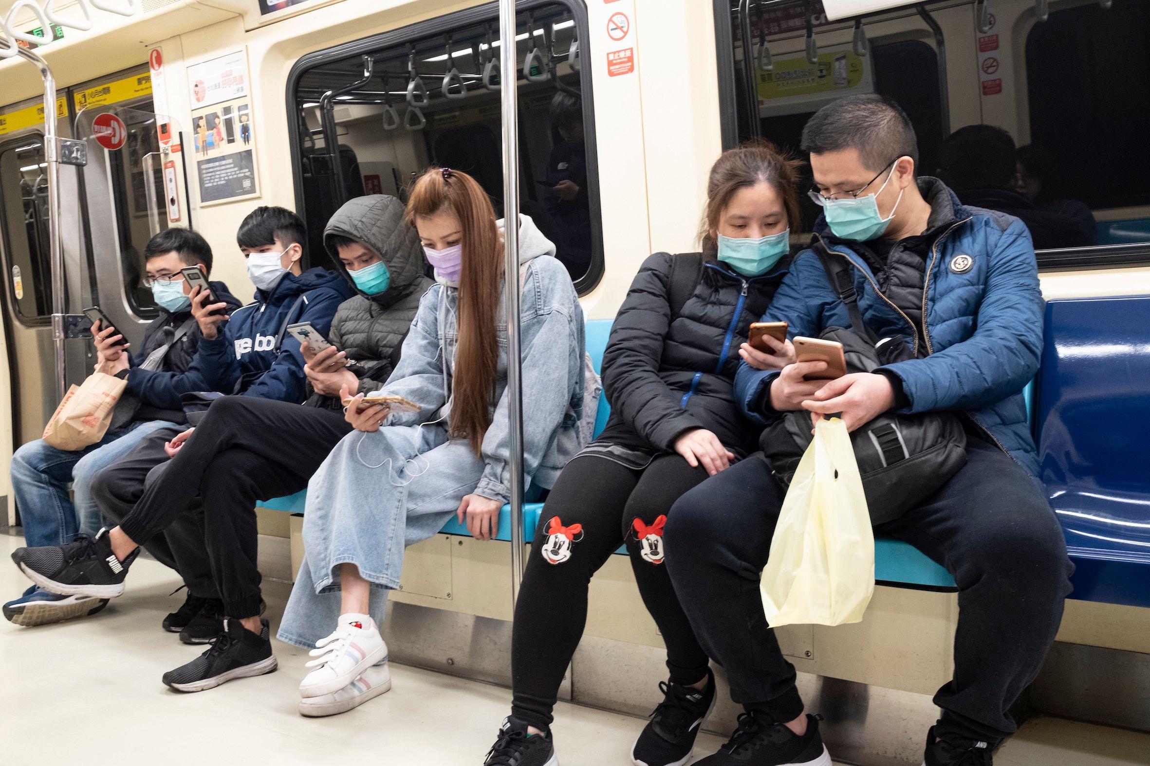 台北捷運一般座位是淺藍色，優先席為深藍色