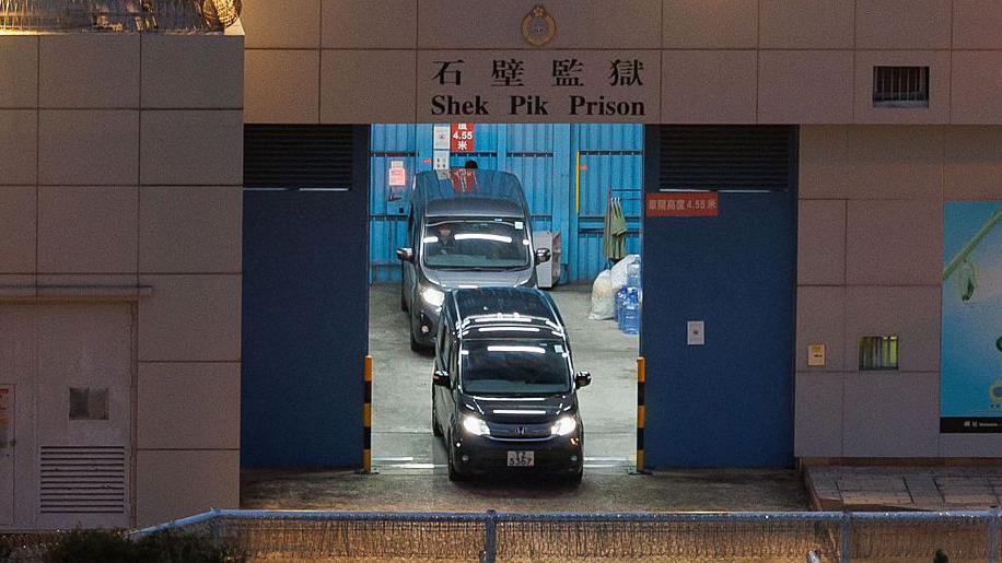 2025年4月29日清晨，「47人案」四名被告刑滿出獄，分別離開監獄。一輛拉上窗簾的汽車駛出香港石壁監獄。