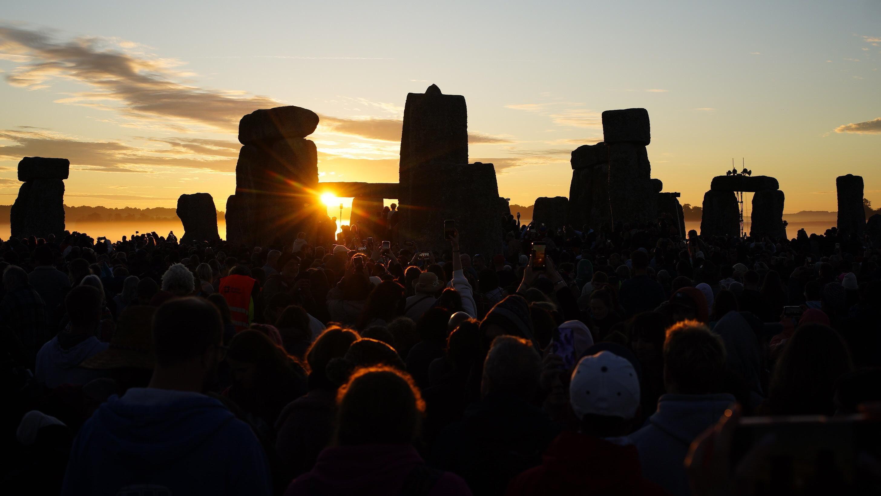 Sun rises on longest day in the UK as solstice is celebrated