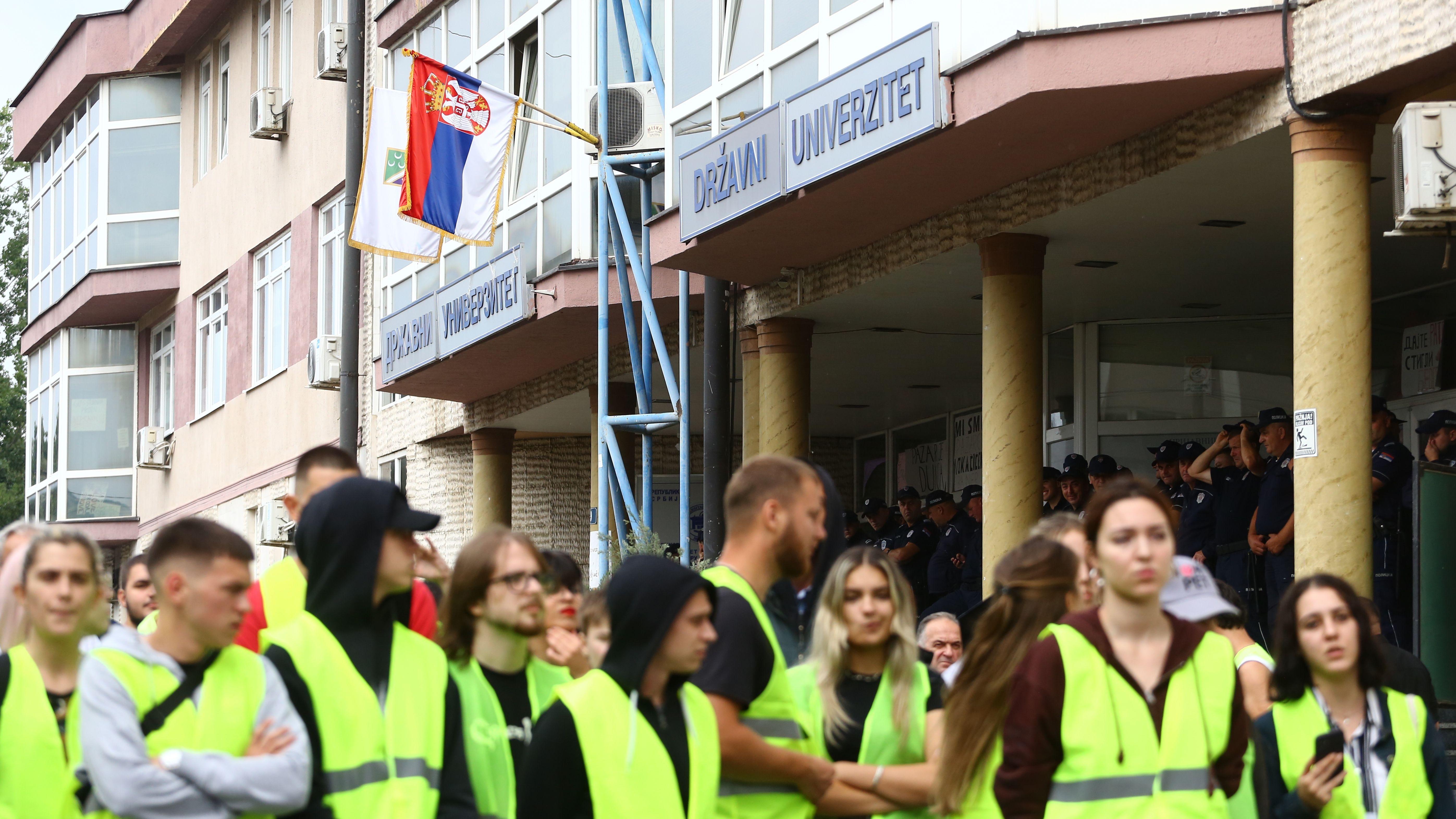 Studenti u žutim prslucima ispred zgrade Državnog univerziteta u Novom Pazaru