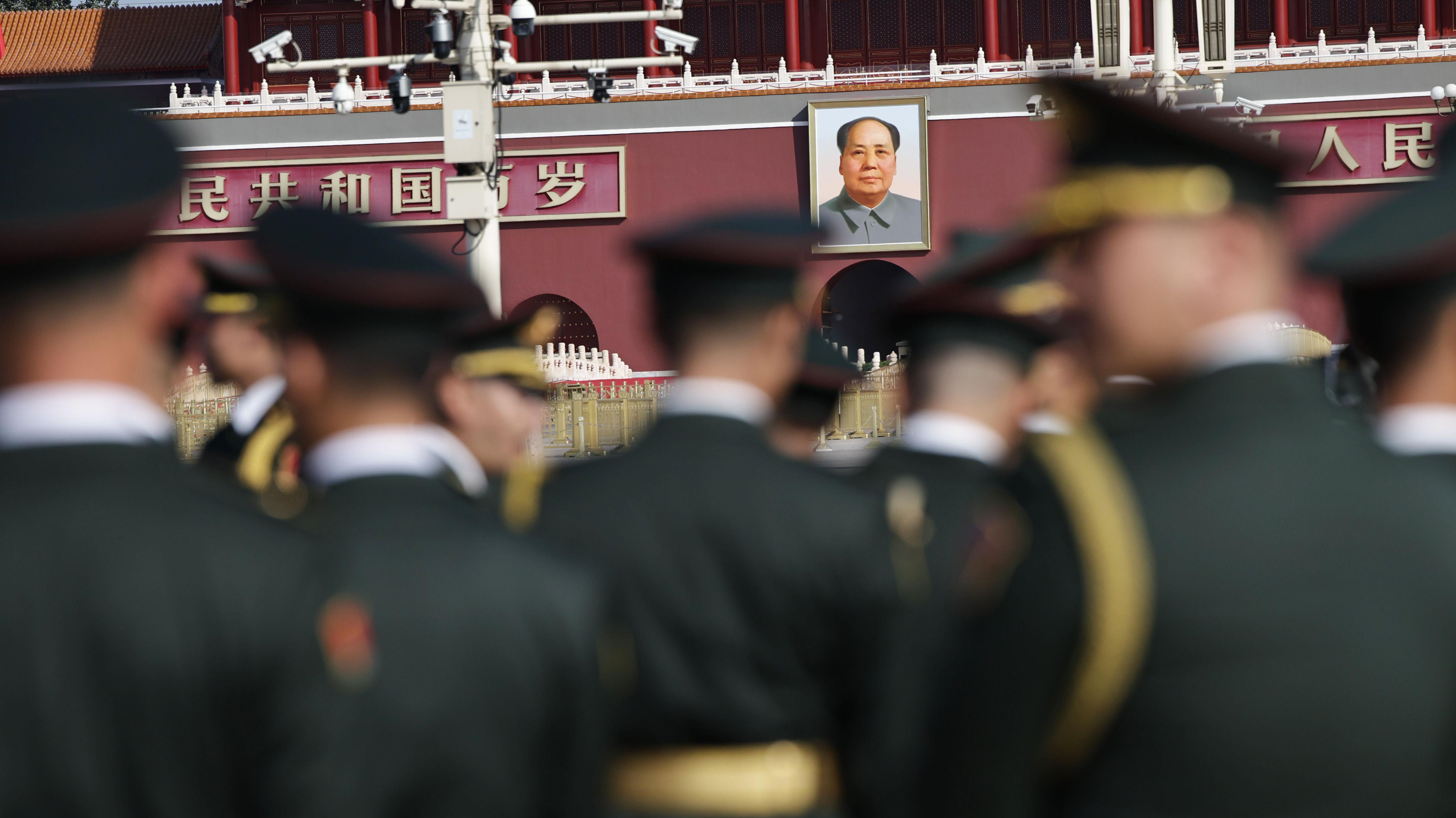 北京烈士紀念日獻花儀式一群軍官在天安門廣場集隊，鏡頭聚焦於天安門城樓上的毛澤東像（30/9/2025）