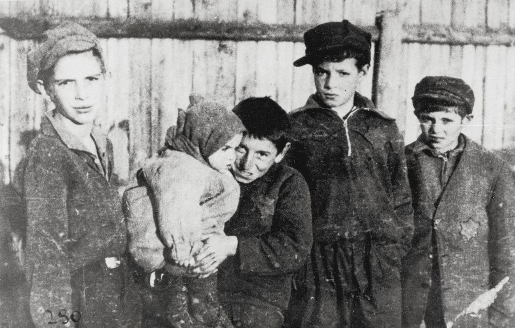 Crianças no gueto judeu de Varsóvia em 1940