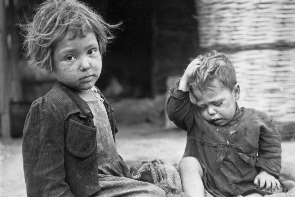 Niños pobres en la posguerra.