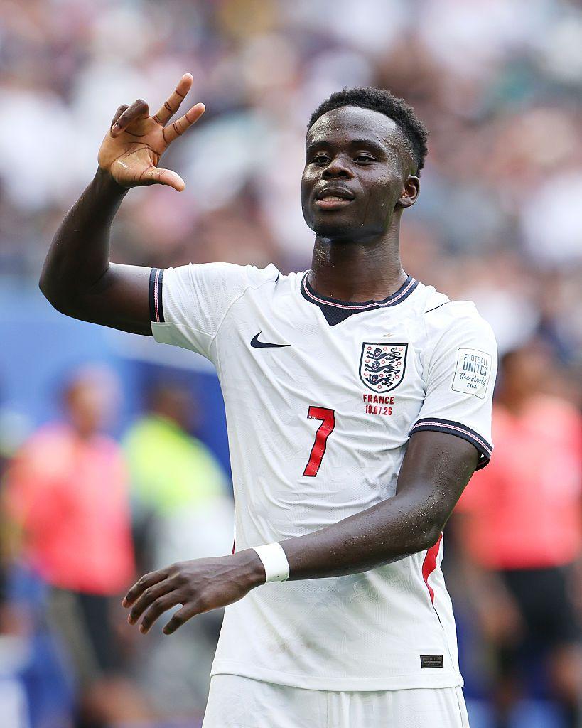 Bukayo Saka marcó un triplete en la extraordinaria victoria de Inglaterra 6-4 sobre Francia.