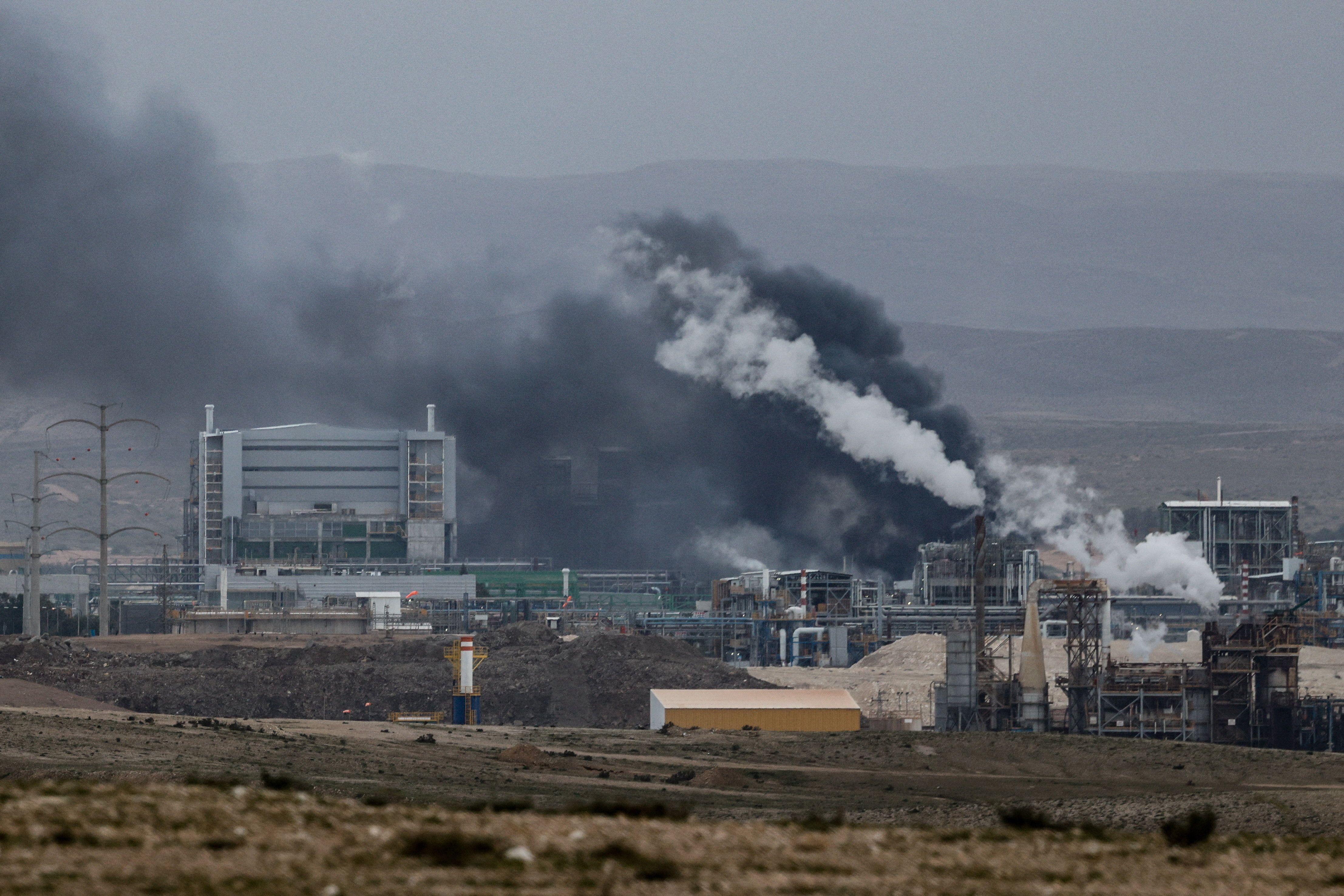 إيران تتهم الولايات المتحدة بـ "التفاوض علناً والتخطيط لهجوم بري سراً"، وإسرائيل تحذر من تسرب مواد خطرة بعد ضربة على موقع صناعي