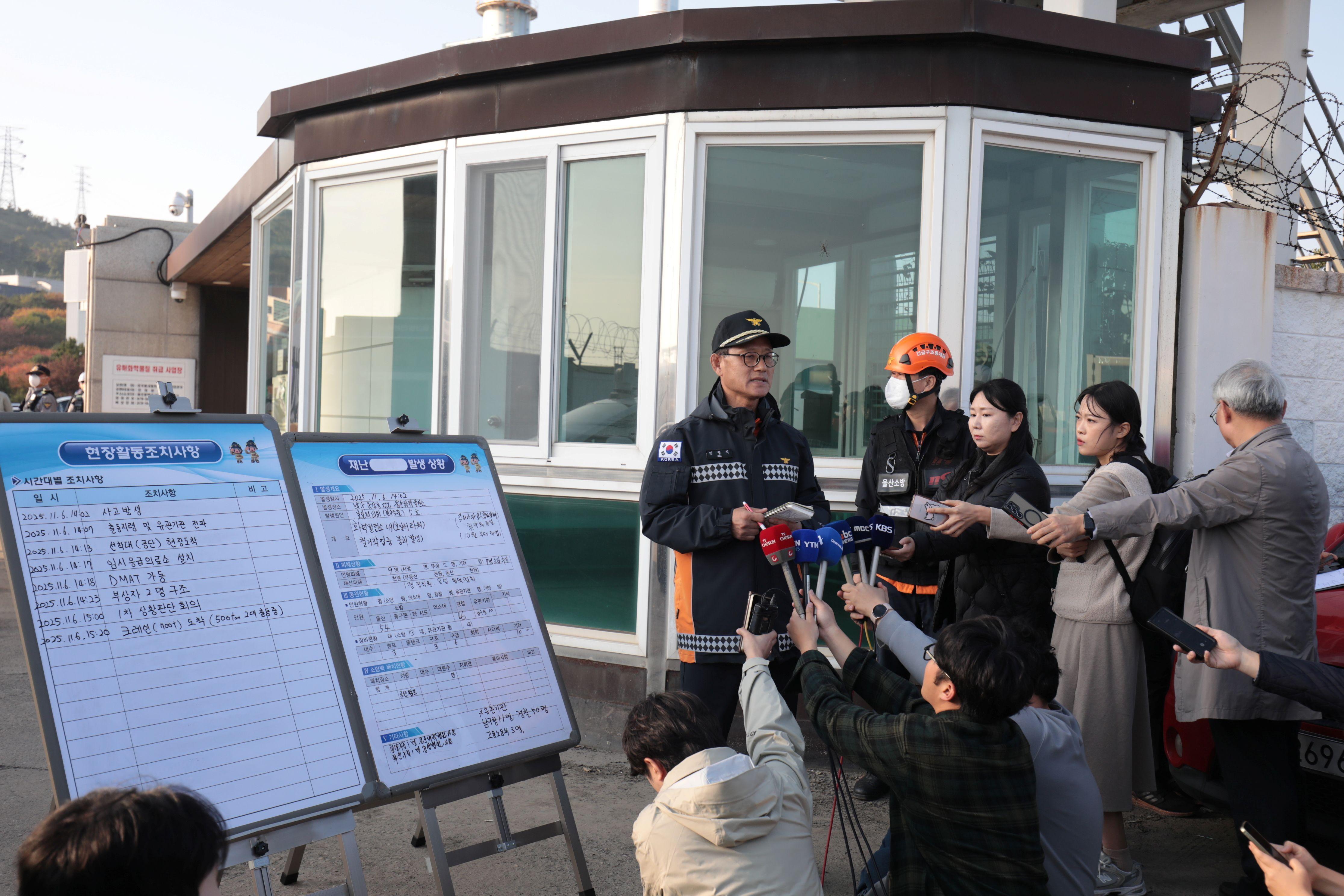 6일 오후 울산 남구 용잠로 동서발전 울산화력발전소에서 붕괴 사고와 관련해 김정식 울산 남부소방서 예방안전과장이 브리핑을 하고 있다