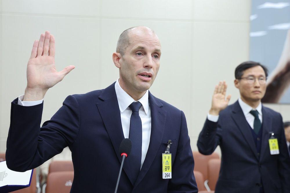 해롤드 로저스 쿠팡 임시 대표가 17일 서울 여의도 국회 과학기술정보방송통신위원회에서 열린 쿠팡 침해사고 관련 청문회에서 증인 선서를 하고 있다.