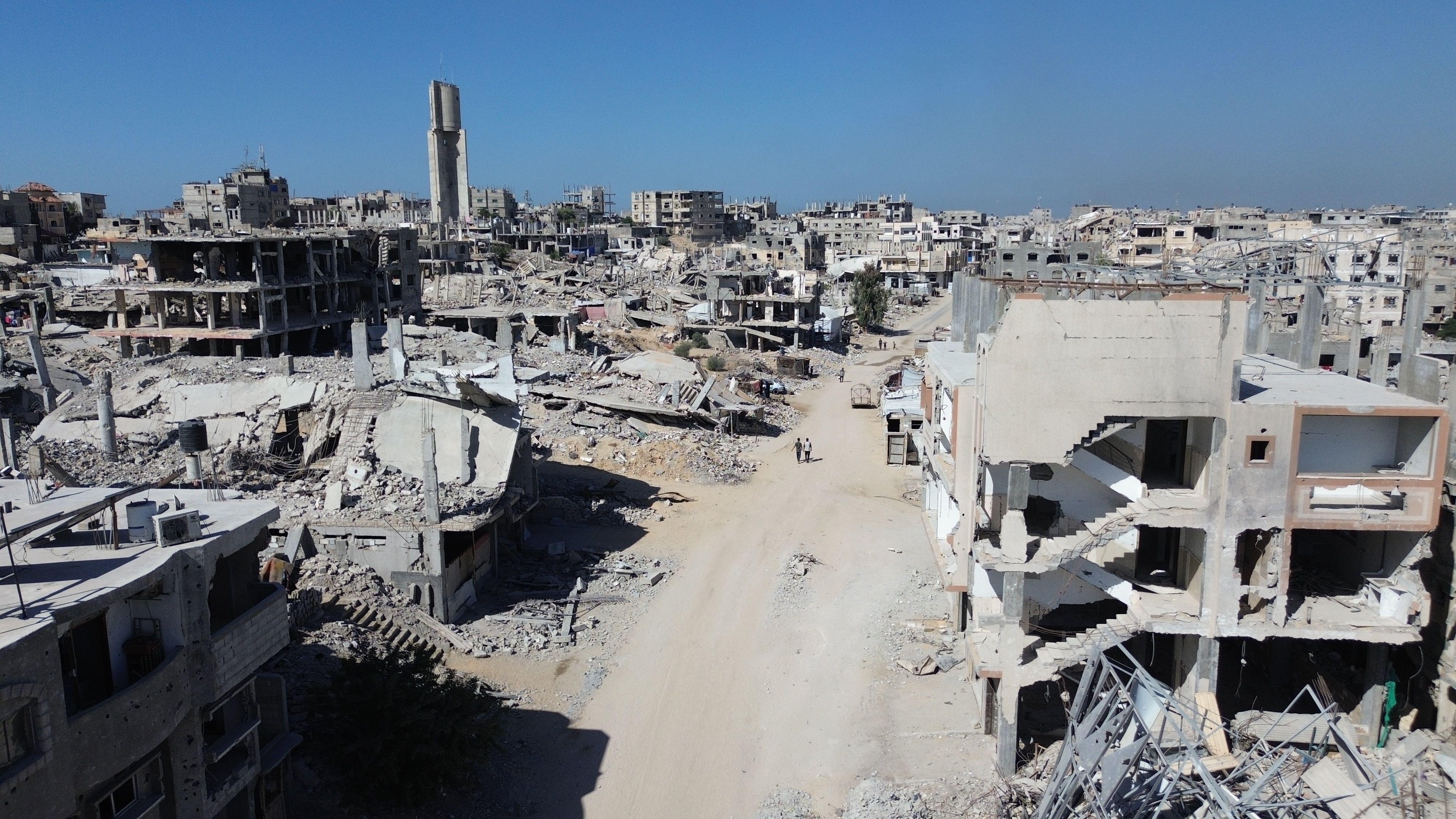 منظر جوي للدمار الذي أحدثه الجيش الإسرائيل في حي في خان يونس في جنوب قطاع غزة