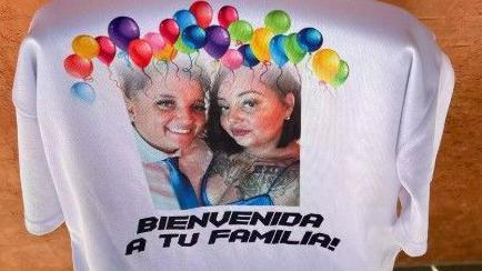Cassandra Madison (&agrave; diretia) e Julia Tinetti (&agrave; esquerda) usam camisetas iguais, shorts pretos e &oacute;culos escuros
