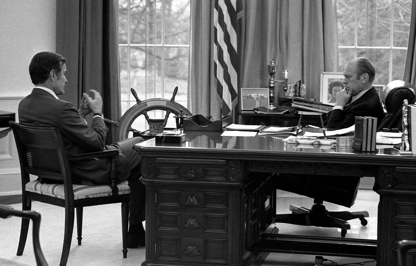  O então presidente Gerald Ford em reunião com o então diretor da CIA, George H. W. Bush (mais tarde, presidente dos EUA), em reunião feita em 17 de dezembro de 1975