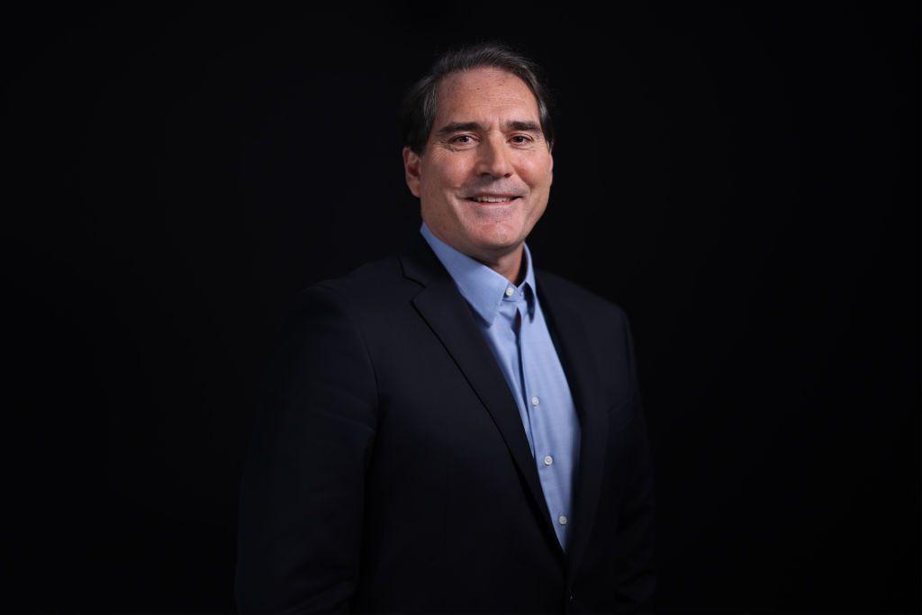 Henrique Braun sorrindo para a foto