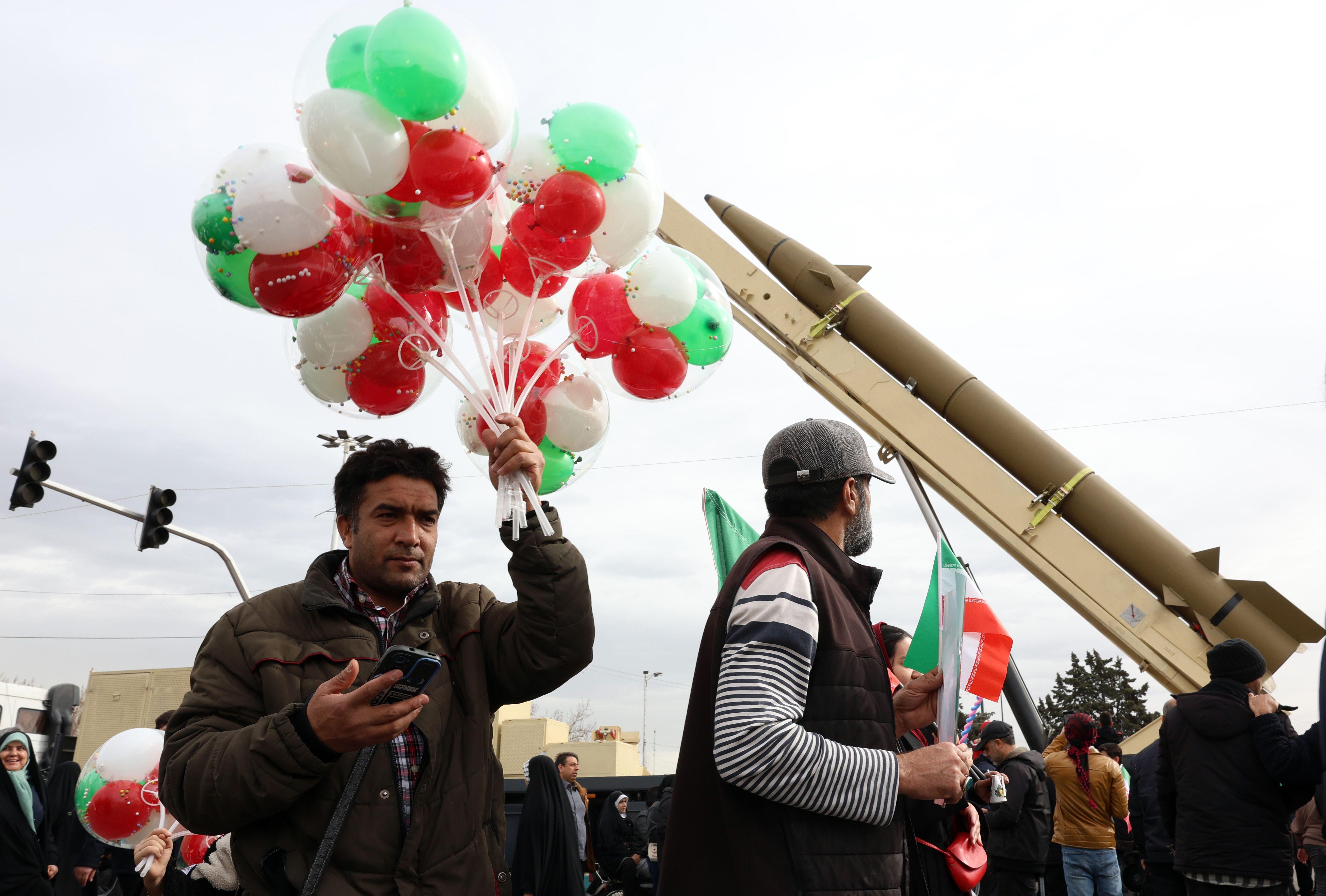 Iranci učestvuju u proslavi 47. godišnjice Islamske revolucije u Teheranu, Iran, 11. februara 2026. Islamska Republika obeležava godišnjicu revolucije iz 1979. godine, kojom je svrgnuta monarhija i uspostavljena Islamska Republika Iran, sa ajatolahom Ruholahom Homeinijem kao njenim prvim vrhovnim vođom. Žene u Teheranu nose poster Donalda Trampa čije su ruke krvave i poruke: 'Dole SAD'