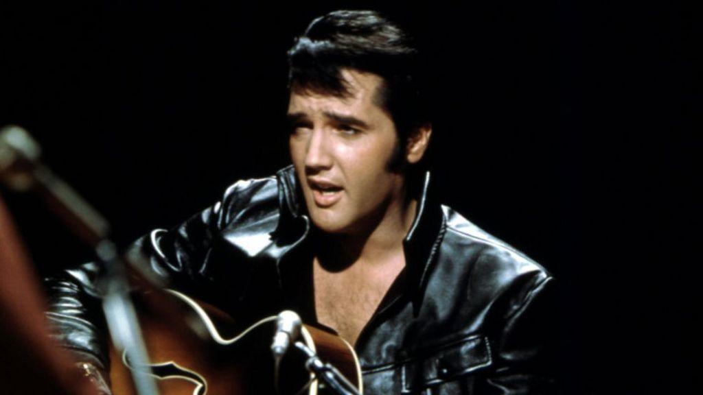 Elvis cantando