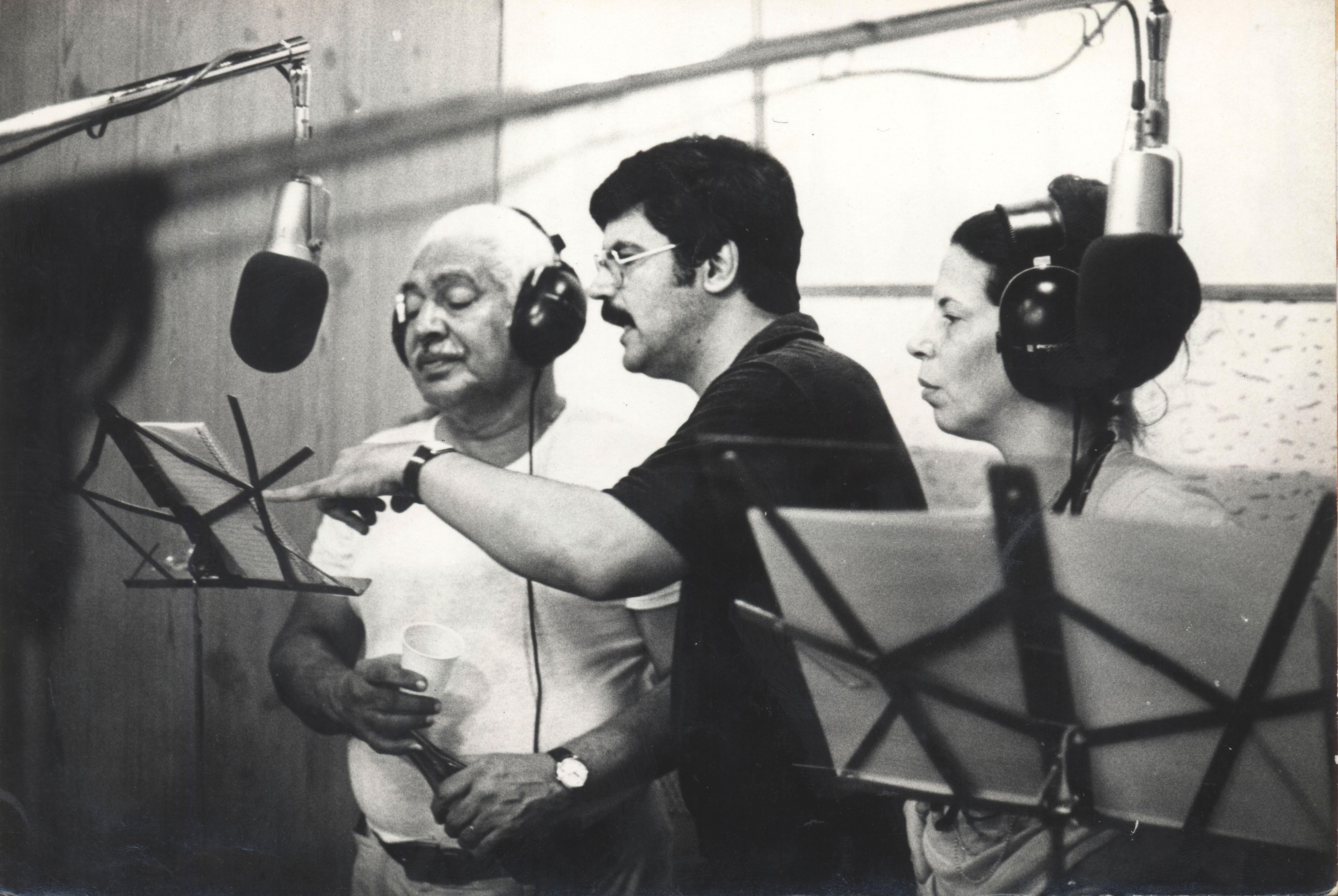 Dorival, Dori e Nana Caymmi em um estúdio de gravação