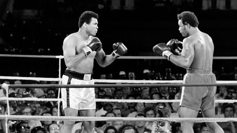 محمد علي طلاي في الحلبة (يسارا) في مواجهة جورد فورمان