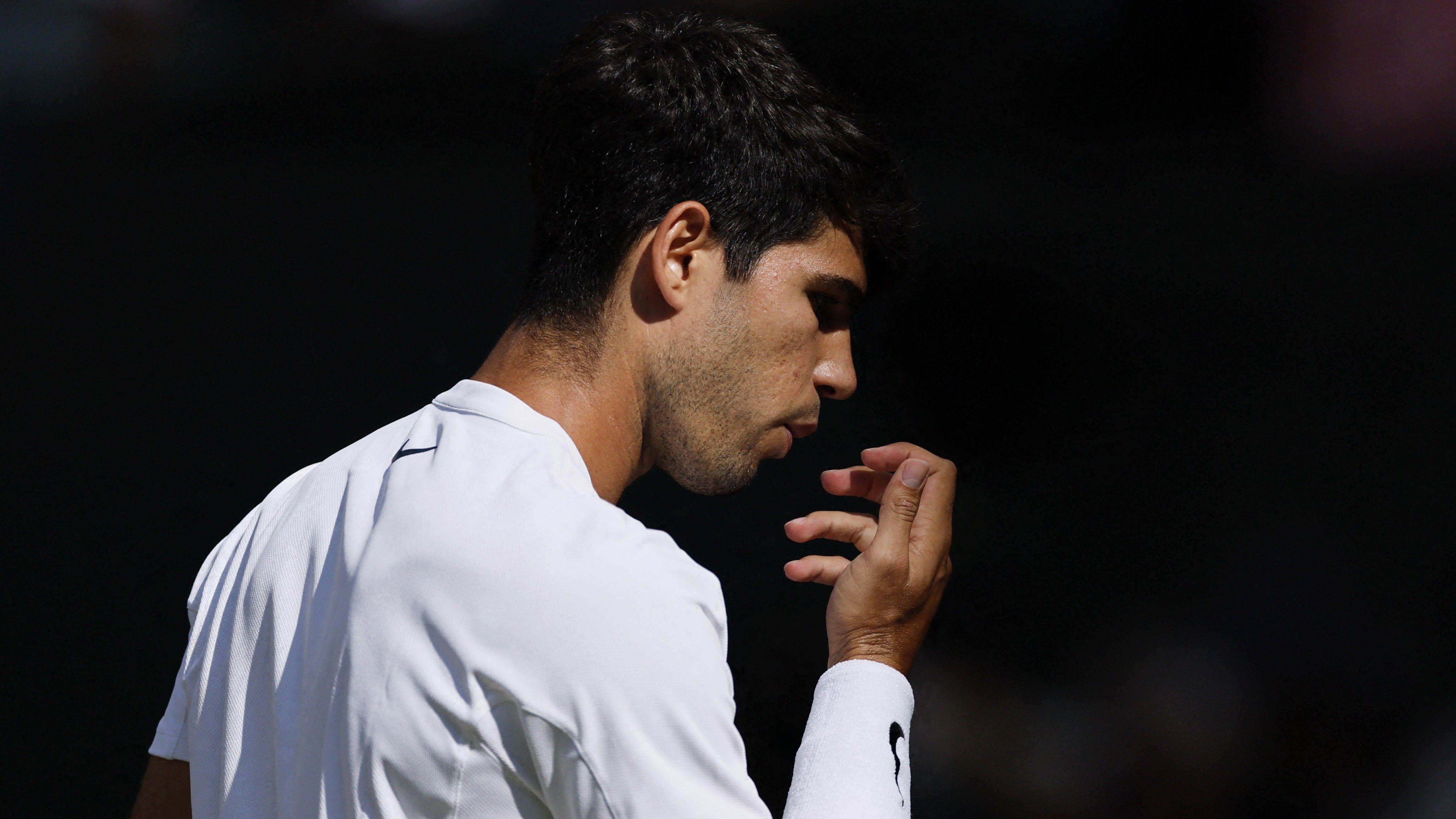 Wimbledon final: Sinner serving to stay in first set against Alcaraz