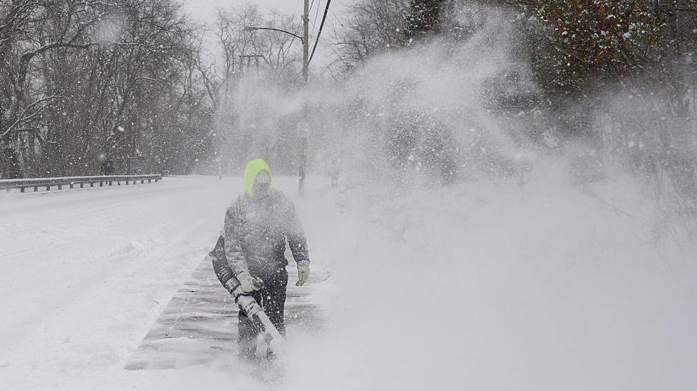 Un empleado de Obras Públicas de la ciudad de Pittsburgh retira la nieve durante la tormenta invernal en Pittsburgh, Pensilvania
