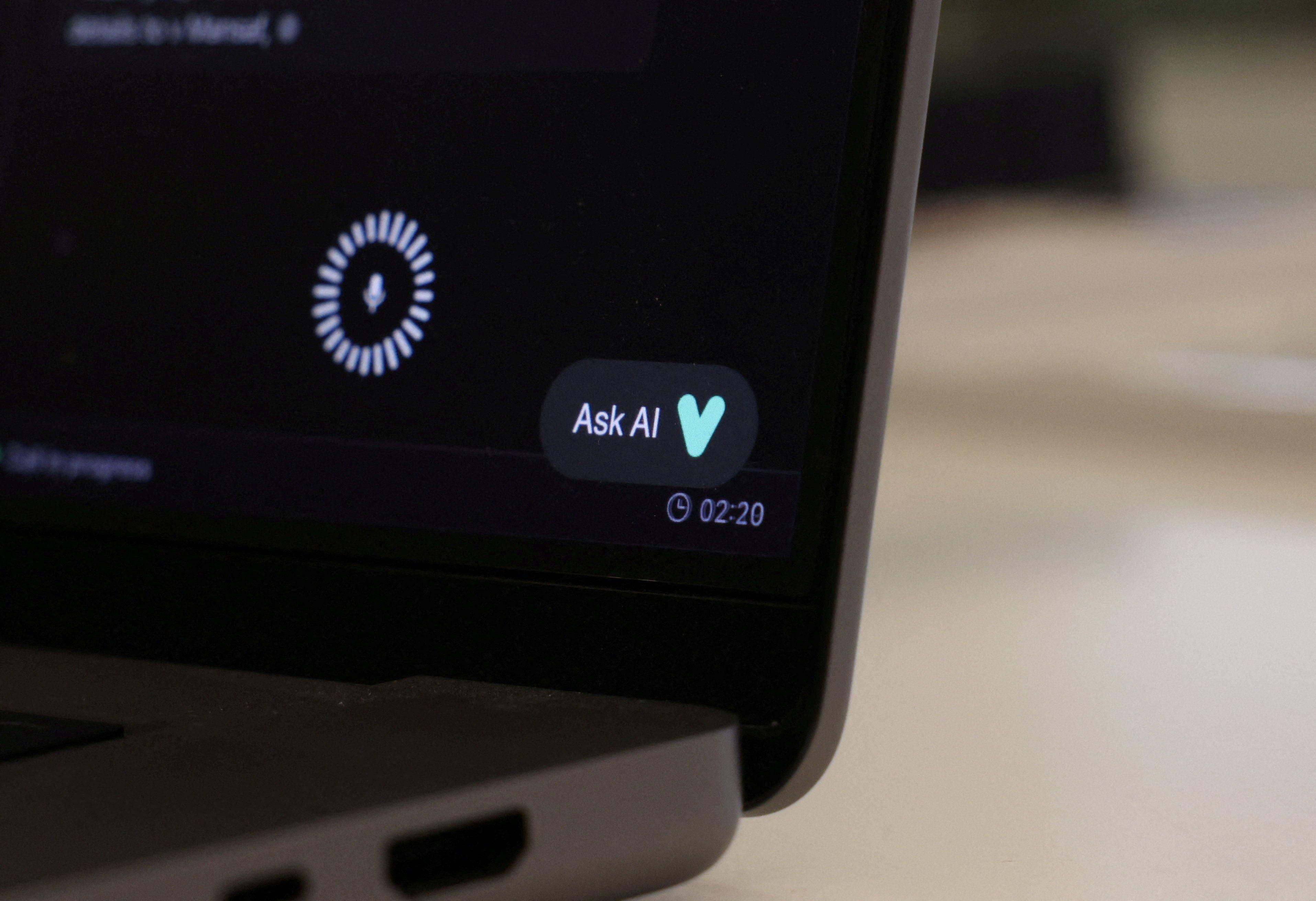 شاشة حاسوب تظهر تفاعلاً مع برنامج دردشة آلي يعمل بالذكاء الاصطناعي