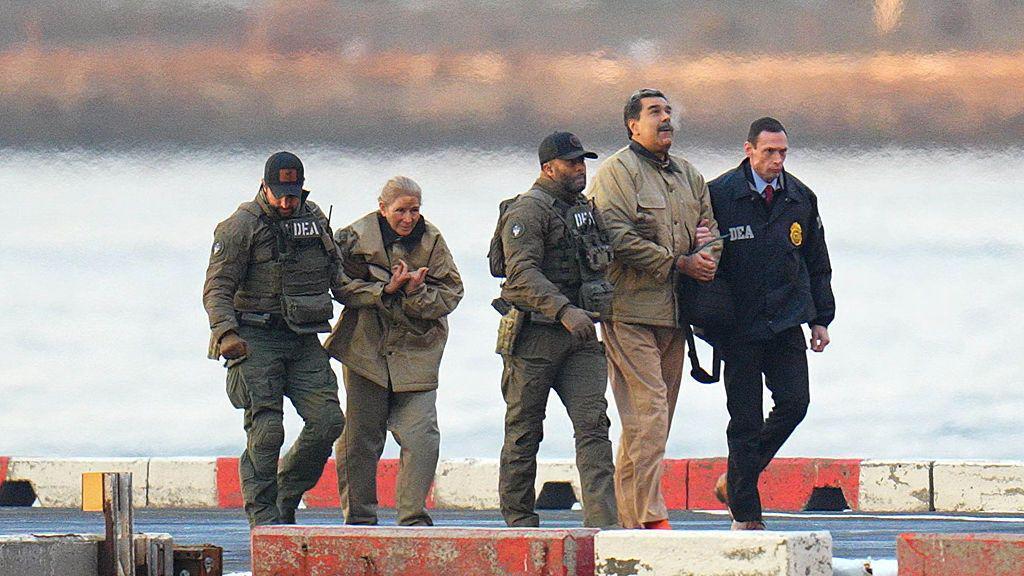 Nicolás Maduro y su esposa Cilia Flores se ven esposados y escoltados por agentes federales fuertemente armados en su traslado a la corte federal de Nueva York.