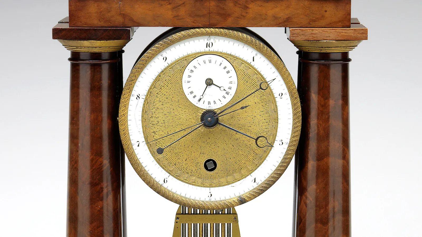 Un reloj decimal muestra el nuevo sistema horario introducido por el gobierno revolucionario francés en el siglo XVIII