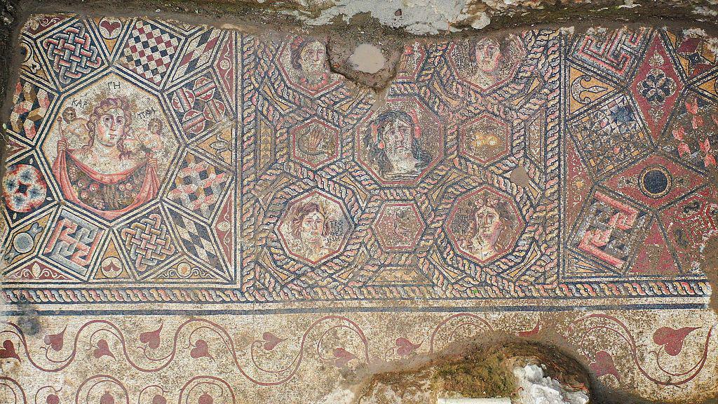 Una vista aérea de una sección de un mosaico de suelo, descubierto por primera vez hace 11 años durante la construcción del alcantarillado, ha sido completamente descubierta tras las excavaciones arqueológicas iniciadas este año en el distrito de Iznik de Bursa, Turquía