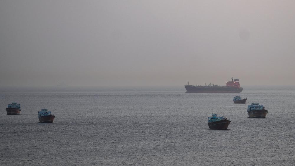 Embarca&ccedil;&otilde;es no Estreito de Ormuz. Foto: 1 de maio de 2026