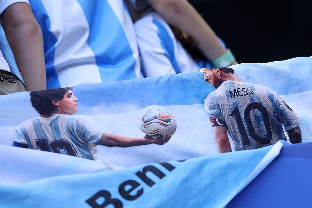 Messi e Maradona em bandeira de fã